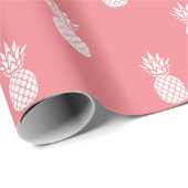 Weiße Ananas auf Korallenrosa Geschenkpapier (Rolleneckpunkt)