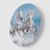 Weiße andalusische Pferde laufen in den Wellen Große Wanduhr (Winkel)