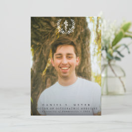 Weiße Ärztin für Osteopathische Medizin Abschluss Ankündigung