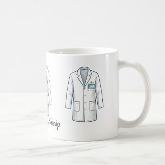 Weiße Arzttunika mit türkisfarbenem Ausweis Kaffeetasse