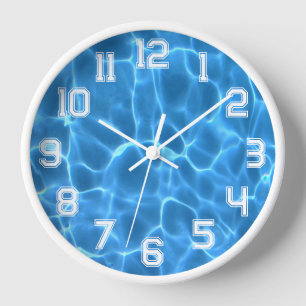 Weiße athletische Umrissnummern Blaues Schwimmbad Uhr
