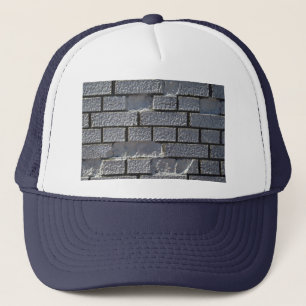 Weiße Backsteinmauer Truckerkappe