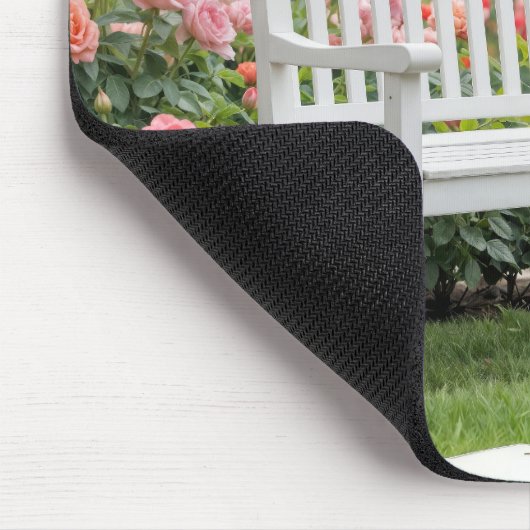 Weiße Bank im Sommer Rose Garten Mousepad (Ecke)
