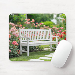Weiße Bank im Sommer Rose Garten Mousepad