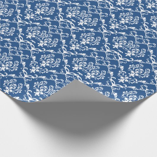 Weiße barocke Damaskus Custom Blue Background Geschenkpapier (Ecke)