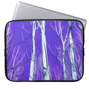 Weiße Bäume intensiver blauer Himmel im Februar Laptopschutzhülle