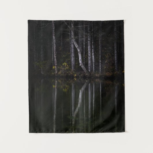 Weiße Bäume reflektieren den See Wandteppich (Vorderseite)