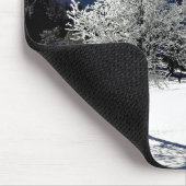 Weiße Bäume und Aussicht auf Berge Mousepad (Ecke)