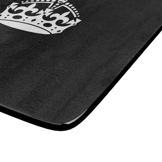 Weiße Behalten, ruhige Krone auf schwarz Schneidebrett (Ecke)