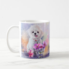 Weiße Bichon-Welpe und Blume in einer Vase Kaffeetasse