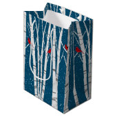 Weiße Birkenbäume in Schneeflocken Mittlere Geschenktüte (Vorderseite Schrägansicht)