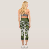 Weiße Bittercess-Blume und Grünblättrige Blüten Capri Leggings (Rückseite)