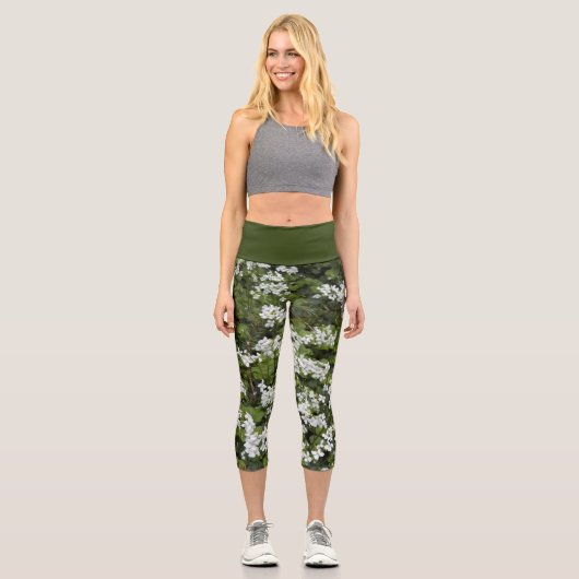 Weiße Bittercess-Blume und Grünblättrige Blüten Capri Leggings (Vorderseite)