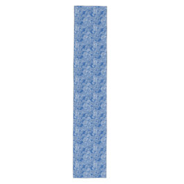 Weiße Blätter auf blauem Tischläufer