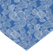 Weiße Blätter auf Blue Tablecloth Tischdecke (Schrägansicht)