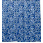 Weiße Blätter auf dem blauen Duschvorhang (Vorderseite)