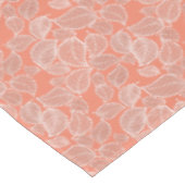 Weiße Blätter auf Orangentabletten Tischdecke (Schrägansicht)