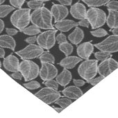 Weiße Blätter auf schwarzem Tablett Tischdecke (Schrägansicht)