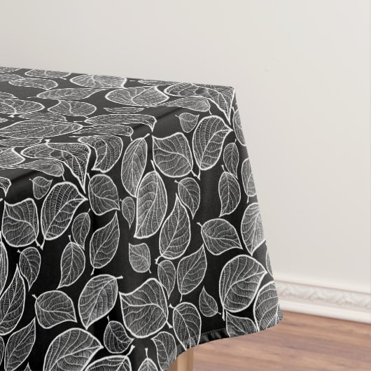 Weiße Blätter auf schwarzem Tablett Tischdecke (Beispiel)