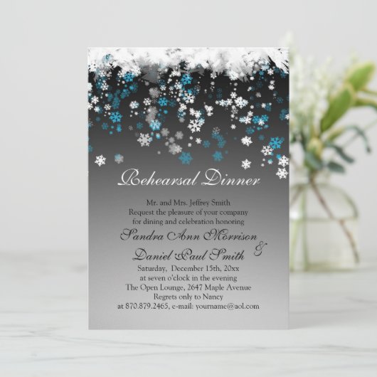 Weiße, blaue Schneeflocken auf einem schwarzen Einladung (Stehend Vorderseite)