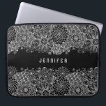 Weiße, blühende Spitzen, benutzerdefinierter schwa Laptopschutzhülle<br><div class="desc">Monogrammatiertes mädchenförmiges Design in schwarz-weißer Blumenspitze. Passen Sie Ihren Hintergrund an jede Farbe an,  die Sie mit weißer Spitze mögen.</div>
