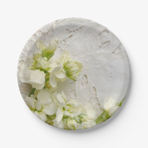 Weiße Blume auf alter Spitze Pappteller