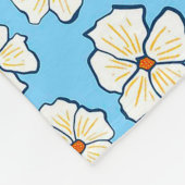 Weiße Blume auf blauem Hintergrund Fleecedecke (Ecke)