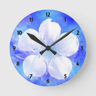 Weiße Blume auf blauem Hintergrund Wall Clock Runde Wanduhr