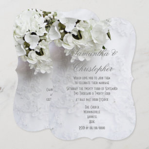 Weiße Blume auf Brautkleid Hochzeit Einladung