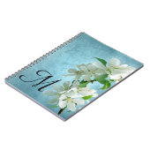 Weiße Blume auf dem Blue Monogram Erstnotenbuch Notizblock (Linke Seite)