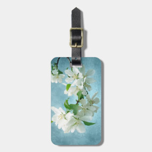 Weiße Blume auf dem Blue Sky Monogram Gepäckanhäng Gepäckanhänger