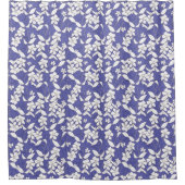 Weiße Blume auf dem Duschvorhang von Periwinkle (Vorderseite)