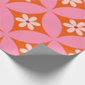 Weiße Blume auf dem Muster der rosafarbenen Kreise Geschenkpapier (Ecke)