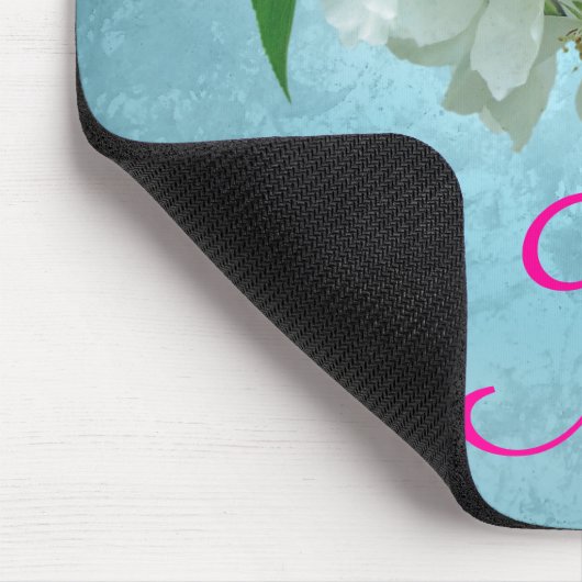Weiße Blume auf der Blue Monogram Initial Mouse Pa Mousepad (Ecke)