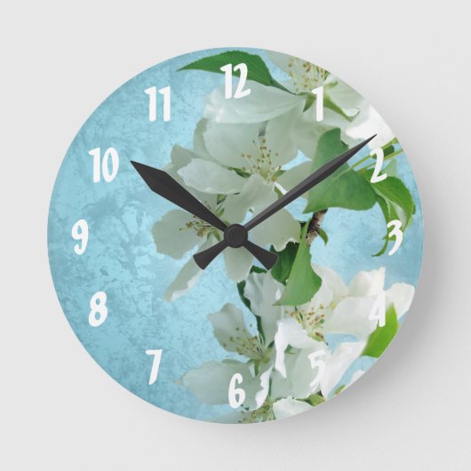 Weiße Blume auf der ersten blauen S-Monogramm-Wand Runde Wanduhr (Vorderseite)