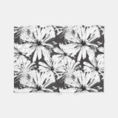 Weiße Blume auf dunkelgrau Fleecedecke (Vorderseite (Horizontal))