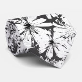 Weiße Blume auf dunkelgrau Krawatte (Gerollt)