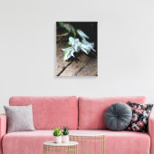 Weiße Blume auf einer Sitzbank Leinwanddruck (Insitu (Wohnzimmer))