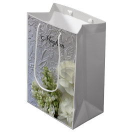 Weiße Blume auf geprägtem Hintergrund Mittlere Geschenktüte