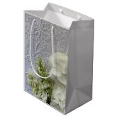 Weiße Blume auf geprägtem Hintergrund Mittlere Geschenktüte (Rückseite Schrägansicht)