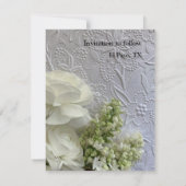 Weiße Blume auf geprägtem Hintergrund Save The Date (Rückseite)