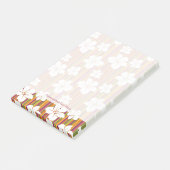 Weiße Blume auf gestreibendem Hintergrund Post-it Klebezettel (angewinkelt)