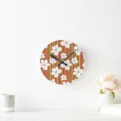 Weiße Blume auf gestreiftem Hintergrund Runde Wanduhr (Zuhause)