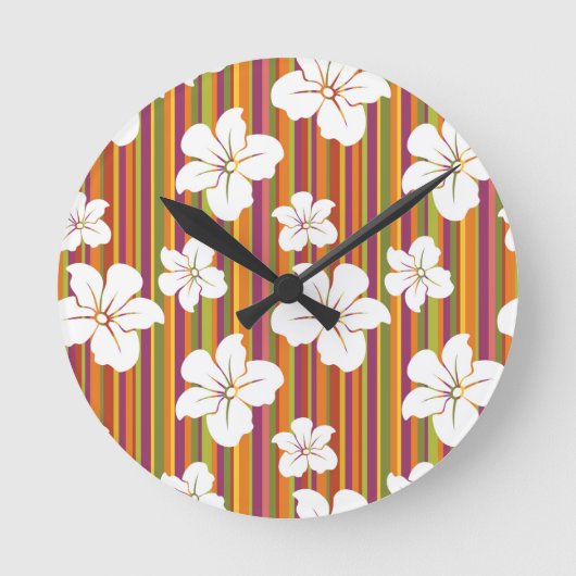 Weiße Blume auf gestreiftem Hintergrund Runde Wanduhr (Vorderseite)