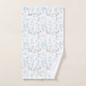 Weiße Blume auf hellblau. Badhandtuch Set (Handtuch)