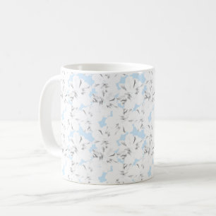 Weiße Blume auf hellblau. Kaffeetasse
