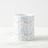 Weiße Blume auf hellblau. Kaffeetasse (Mittel)