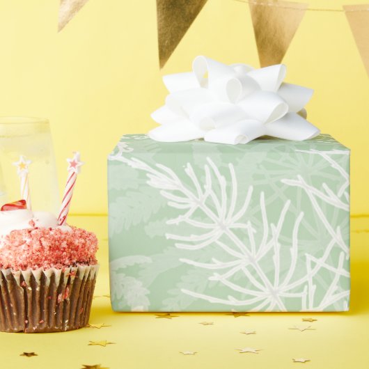 Weiße Blume auf hellgrün. Geschenkpapier (Geburtstagsparty)