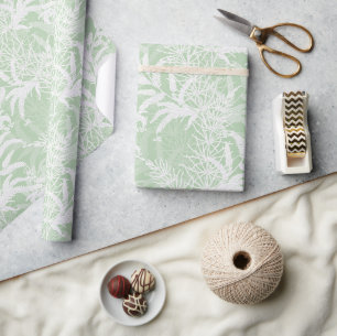 Weiße Blume auf hellgrün. Geschenkpapier