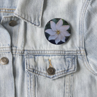 weiße Blume auf Knopfdruck Button